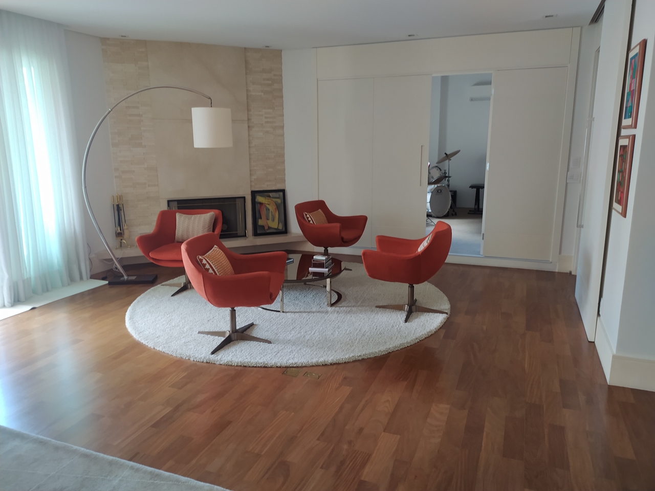 Ambiente decorado com móveis renovados